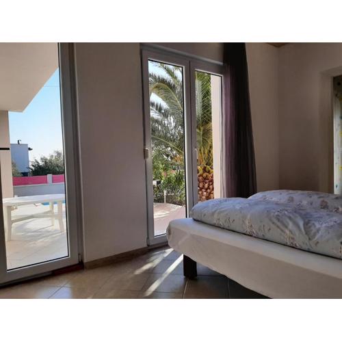 Doppelzimmer mit Bad, Terrasse und Pool