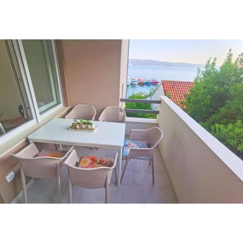 Double bedroom apartment No 16, first row by the sea, Beach House Ana