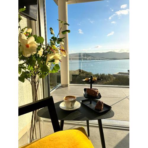 Double pleasure - two apartments with sea views and pool