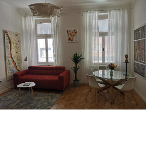 Downtown 3 BDR Charm - walk to all attractions