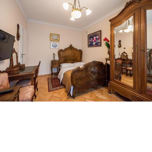Downtown Antique Apartment