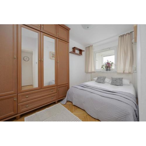 Downtown Apartment near Metro with Balcony&AC by Noclegi Renters