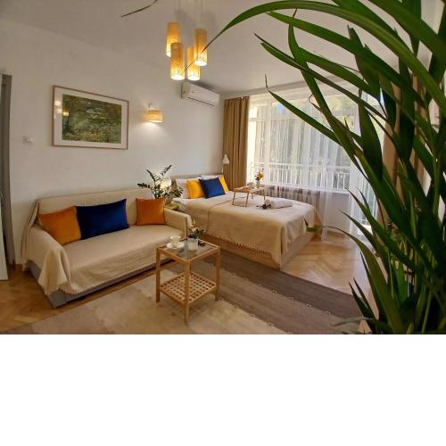 Downtown Elegant & Sunny Apartment Near Metro Central Station