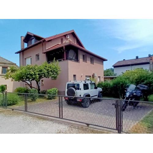 DUBOVAC CASTLE apartment - private parking - NETFLIX - garden - barbecue - table tennis - bikers friendly