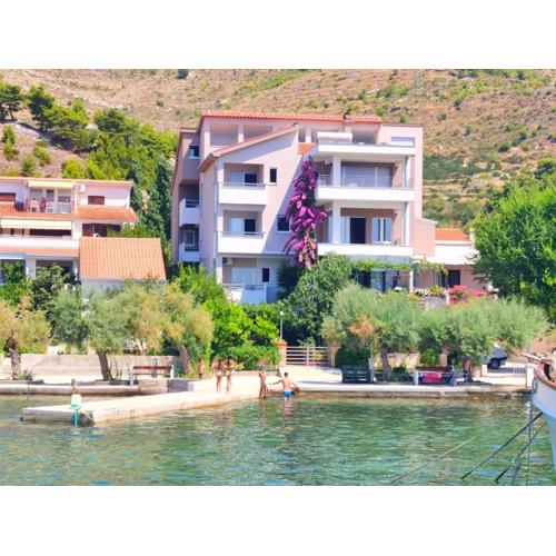 Duplex Apartment for 10 persons, first row by the sea, Beach House Ana