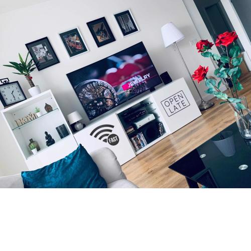 E1 Luxury OldTown Apt - 2x Parking, Foodstore, PCscreen, Netflix, Unlimited Music, Crib, BabyChair, FastWifi, Aircon
