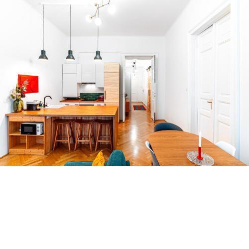 Eclectic downtown APT on Kiraly street, calm and central