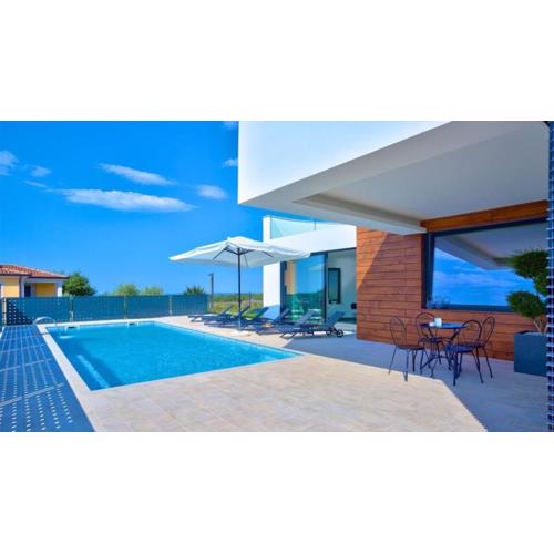 Eco-friendly Villa Aria with a pool and a party room