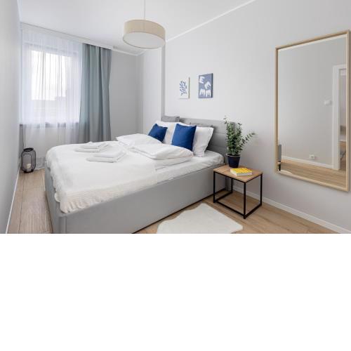 ECRU Spacious Modern Apartment with City Skyline View WWA13