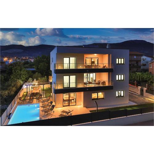 Eight-Bedroom Holiday Home In Kastel Novi