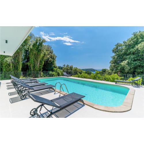 Eight-Bedroom Holiday Home In Molunat