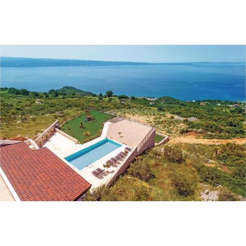 Eight-Bedroom Holiday Home In Podstrana