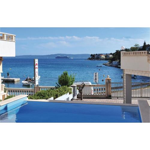 Eight-Bedroom Holiday Home Okrug Gornji With Sea View 05