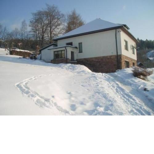 Ein Ferienhaus mit Terrasse und Garten