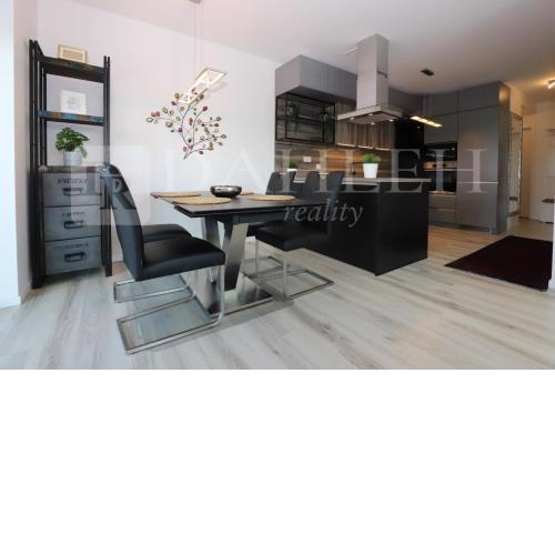 Einpark Fabulous Apartment with Private parking