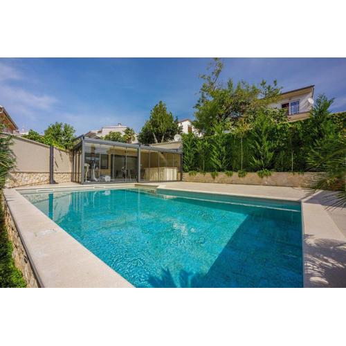 Einzigartiges Apartment nur 500 Meter zum Strand mit Sauna, Gym, Pool, WiFi