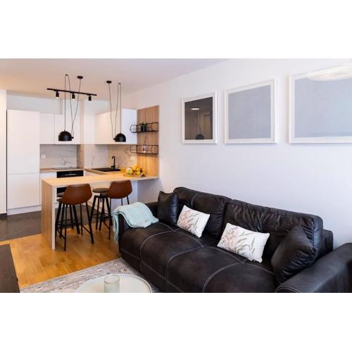 Elegance Infusion by HOME Apartments, FREE parking