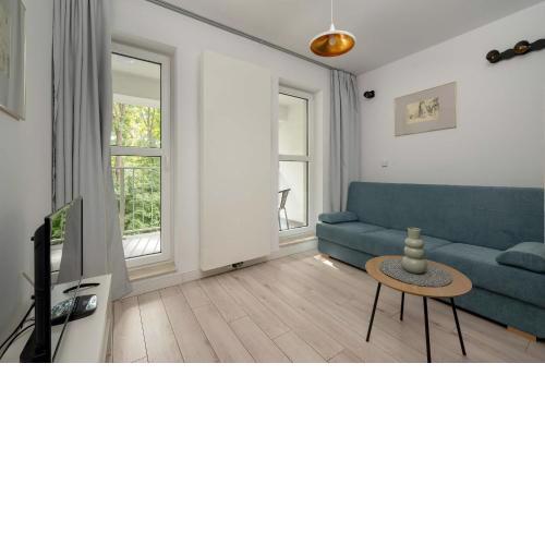 Elegancki Apartament z Parkingiem i Umeblowanym Balkonem we Wrocławiu by Noclegi Renters