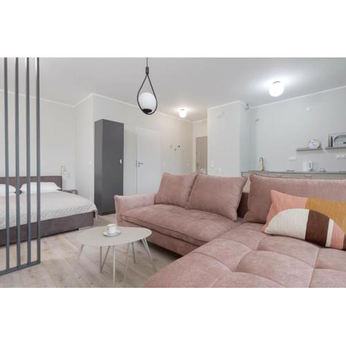 Eleganckie Studio Blisko Rzeki w Gdańsku z Balkonem by Noclegi Renters