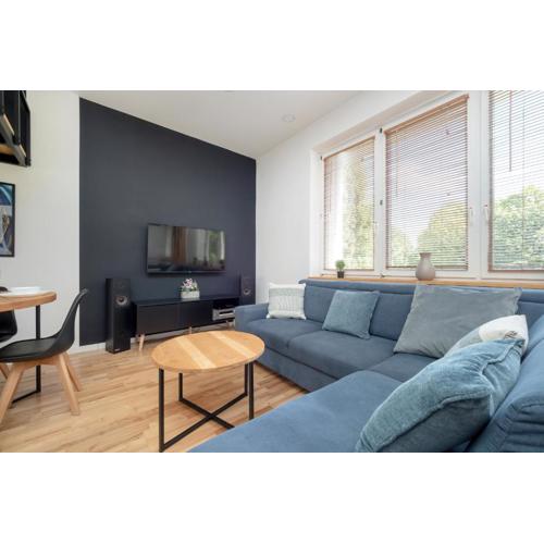 Eleganckie Studio na 2 Piętrze dla 4 Osób z Antresolą, Wanną i Parkingiem by Noclegi Renters