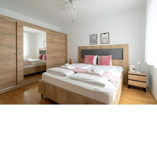 Elegant 1BR Flat with Balcony by HM