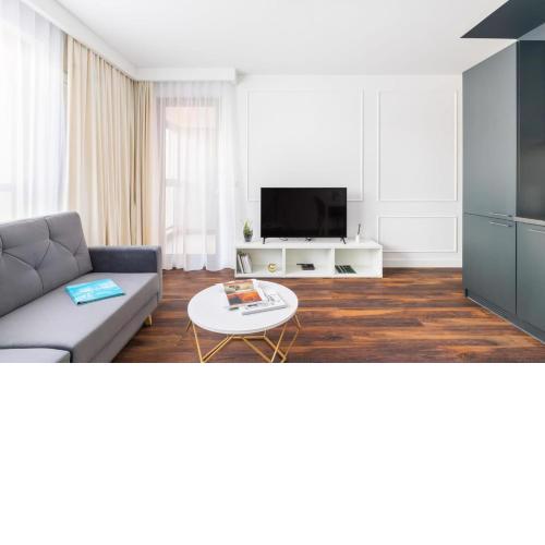 Elegant apartment next to the metro station by Noclegi Renters