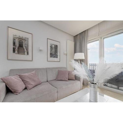 Elegant Apartment with Balcony Near Poniatowski Park Łódź by Noclegi Renters