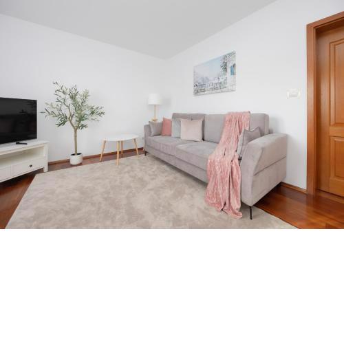 Elegant Apartment with Parking Close to Metro Station by Noclegi Renters