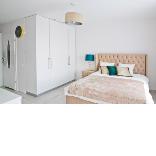 Elegant City Center Apartment 7A