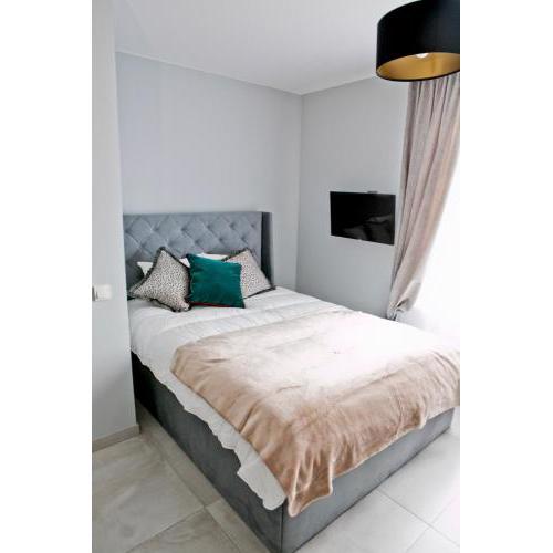 Elegant City Center Apartment 7B