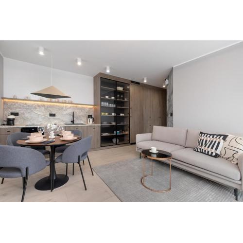Elegant & Modern Apartments with Water View by Noclegi Renters