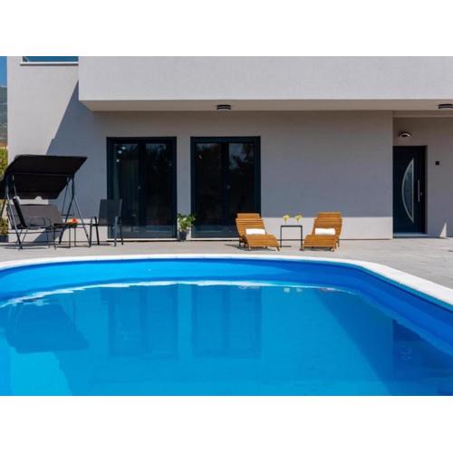Elegant Oasis Villa with Pool,Jacuzzi and Relaxing Area