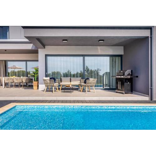Elegant Villa With Pool And Sauna