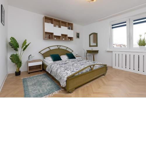 Elegant Warsaw Apartment with AC 550 m to Copernicus Science Centre by Noclegi Renters