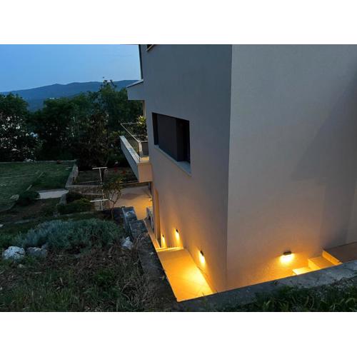 Elena relax for 4, hike and bike