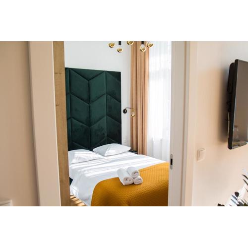 Emerald Room by Rentoom