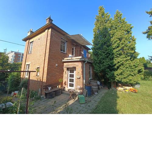 EN Homestay with private top floor, 3 bedrooms, bathroom, kitchenette, host stays downstairs with a cat and 2 small dogs --- CS Soukromé horní patro, 3 ložnice, koupelna, vařič, balkon - Přízemí sdílené s hostitelem, kočkou a 2 malými psy