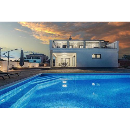 Enchanting Vacation Villas with Pool and Jacuzzi