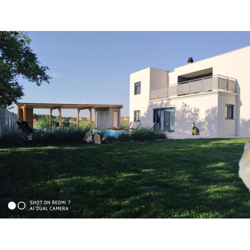 Enjoy Green, APP with swimming pool, garden, pets welcome