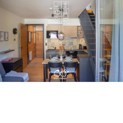 ENJOYHARRACHOV - Atraktivní klidný klimatizovaný apartmán 20 v centru Harrachova s parkováním, Wifi-WLAN, SAT, herní konzolí, Ipad, Netflix zdarma, možností dobíjení auta, výhledem do zahrady a na romantický kostelík