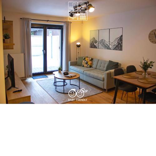 ENJOYHARRACHOV Atraktivní klidné studio 3 v centru Harrachova s parkováním, velkou terasou, Wifi-WLAN, SAT zdarma, možností dobíjení auta, výhledem do zahrady a na romantický kostelík