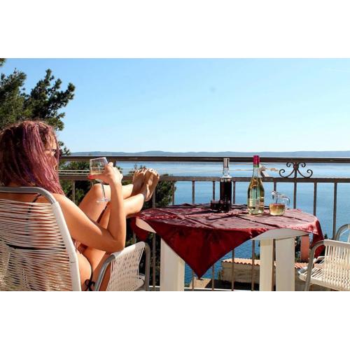 Entire home with a swimming pool for 12 in Marusici