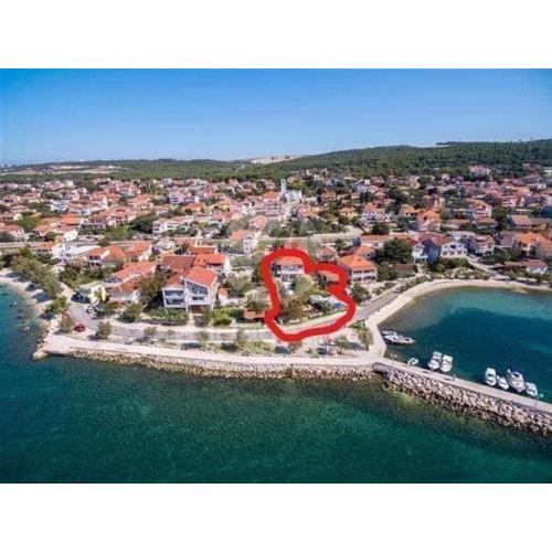 Erdgeschosswohnung mit Terrasse mit Meerblick, nur wenige Meter von Strand und Meer entfernt