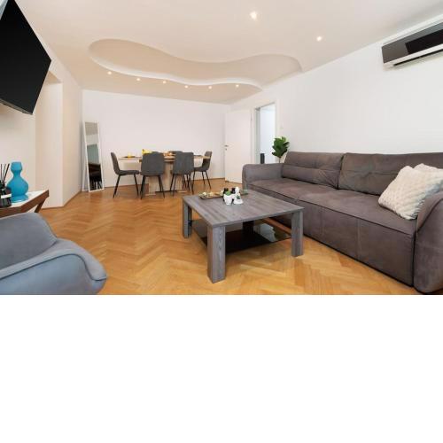Exclusive 2-Bedroom Loft with Scenic Rooftop Views