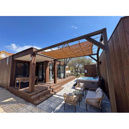 Exclusive Wellness House with Jacuzzi and Sauna, 10 Gardens