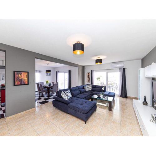 Exquisite Spacious Villa Bufaline with Pool and Gym - Eight Bedroom Villa with Pool and Gym