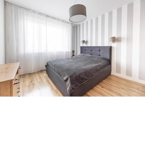 Fajny apartament z parkingiem, obok metra.