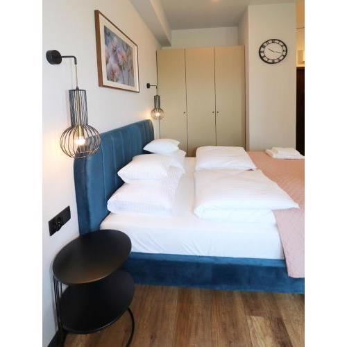 Falcon Apartment 5 Metro SGH
