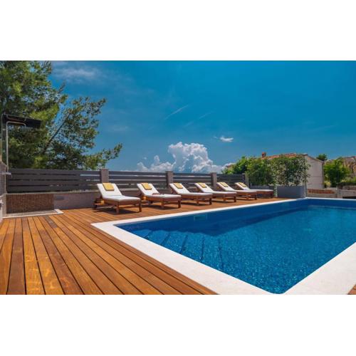 Familienfreundliche Villa Arya In Podstrana Mit Pool