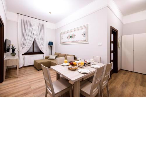 Family AC apartment Old Town Main Railway Station